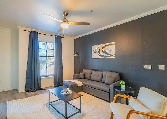 Convenient 1bd West Gate With Pool, Hot Tub, Gym, Parking *