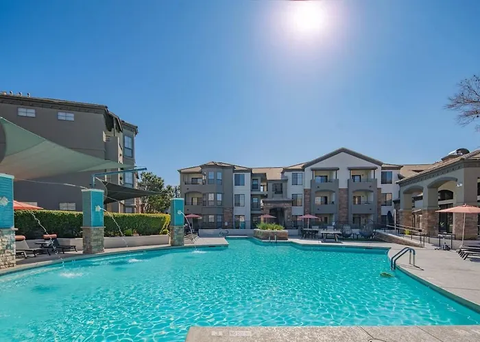 Convenient 1bd West Gate With Pool, Hot Tub, Gym, Parking *