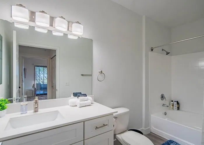 Convenient 1bd West Gate With Pool, Hot Tub, Gym, Parking Apartment Glendale