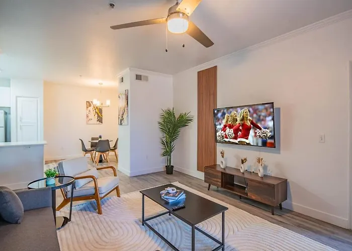 Convenient 1bd West Gate With Pool, Hot Tub, Gym, Parking