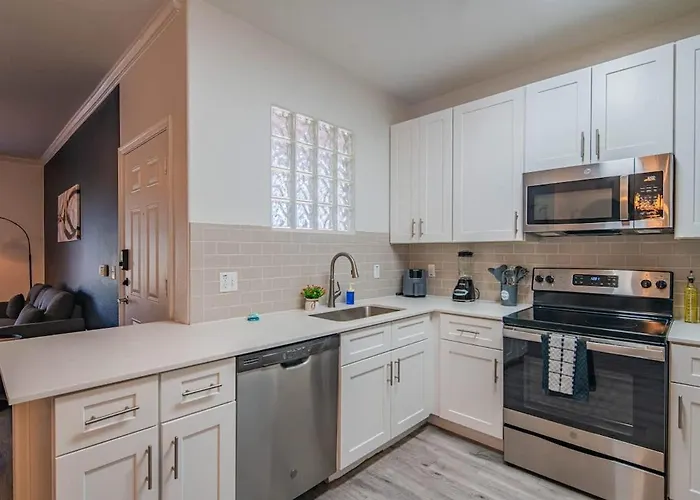 Convenient 1bd West Gate With Pool, Hot Tub, Gym, Parking Glendale